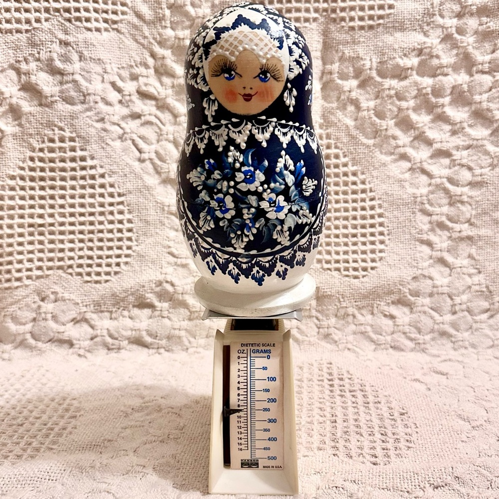 Matryoshka  Russian Nesting Wooden Doll 5 Piece🤚🏽Painted🔵⚪️Signed 6.5 in - Picture 14 of 15